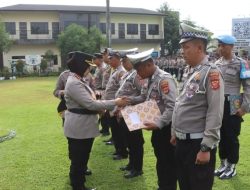Kapolresta Cirebon Berikan Penghargaan kepada Personel Berprestasi dalam Apel Jam Pimpinan