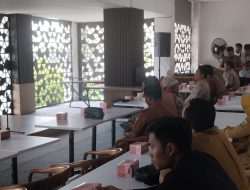 PJ Wali Kota Cirebon Terima Sertifikat Elektronik Lahan TPA Kopiluhur