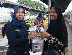 Perayaan Hari Ibu di Stasiun Cirebon, Souvenir dan Cake untuk Penumpang Wanita