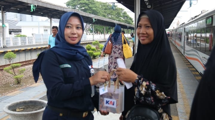 Petugas KAI Daop 3 Cirebon saat memberikan cinderamata kepada pelanggan.* (Foto :Ist/CN)