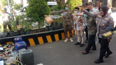 Polresta Cirebon Musnahkan 7.192 Botol Miras Jelang Natal dan Tahun Baru 2025