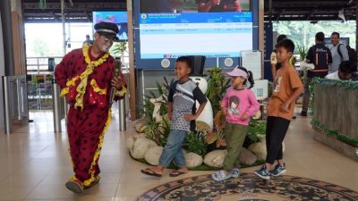 Liburan Nataru 2024/2025, Kemeriahan Natal dengan Badut dan Souvenir di Stasiun Cirebon