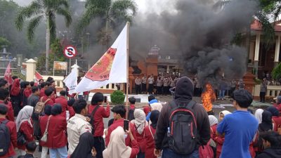 Puluhan Mahasiswa BEM UMC Cirebon Geruduk Gedung DPRD, Tuntut Batalkan PPN 12 %