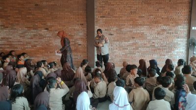Dibalik Lumpur dan Asa, Perjuangan Murid SDN 3 Ambulu Melawan Banjir Rob