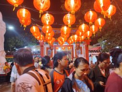 Khidmat di Tengah Gemerlap Lampion, Pesona Perayaan Imlek di Klenteng Dewi Welas Asih