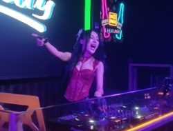 Tampil Enerjik, DJ Lucke Delly Bikin Heboh Suasana Imlek di Wahaha Hotel & Entertainment