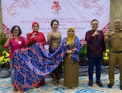 Siti Farida Hadiri Pelantikan Pengurus Perempuan Berkebaya Indonesia Cabang Cirebon