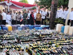 Ribuan Botol Miras Dimusnahkan di Cirebon, Kapolresta: “Orang Udah ke Bulan, Ini Malah Mabuk!”