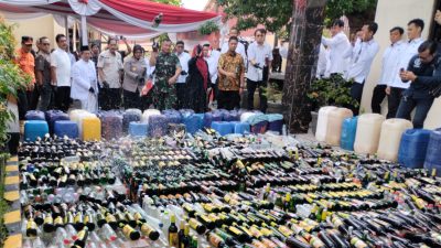 Ribuan Botol Miras Dimusnahkan di Cirebon, Kapolresta: “Orang Udah ke Bulan, Ini Malah Mabuk!”