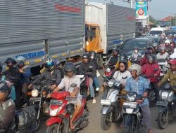 Arus Mudik di Tol Cirebon Ramai Lancar, Petugas Siaga Bantu Pemudik