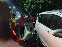 Pemudik Alami Pecah Ban di Cirebon, Kapospam Gebang Langsung Turun Tangan