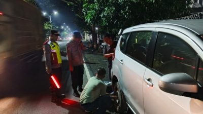 Pemudik Alami Pecah Ban di Cirebon, Kapospam Gebang Langsung Turun Tangan