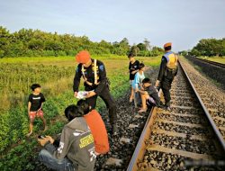 Ngabuburit di Rel Kereta? Hati-hati, Bahaya Mengintai!