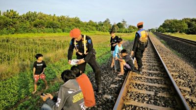 Ngabuburit di Rel Kereta? Hati-hati, Bahaya Mengintai!