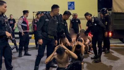 Patroli Raimas Macan Kumbang 852 Polresta Cirebon berhasil mengamankan 17 remaja yang diduga terlibat aksi tawuran di Kecamatan Sumber, Kabupaten Cirebon, pada Minggu (9/3) malam sekitar pukul 21.30 WIB.* (Foto : Ist/CN)