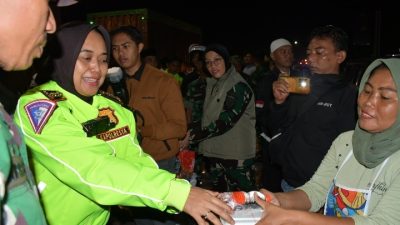 Bupati dan Kapolresta Cirebon Gelar Sahur On The Road, Bagikan 300 Paket Makanan