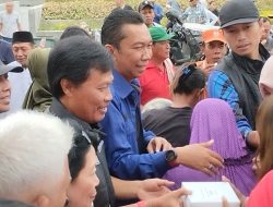 Semangat Berbagi, 7 Komunitas di Cirebon Bersatu Bagikan Takjil untuk Warga
