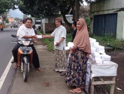 Keluarga Besar Pangeran Alas Bagi-bagi Takjil ke Warga di Jalur Cirebon-Kuningan