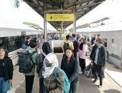 Puncak Kedatangan Pemudik di Cirebon, Stasiun Padat Jelang Lebaran!