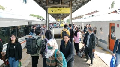 Puncak Kedatangan Pemudik di Cirebon, Stasiun Padat Jelang Lebaran!