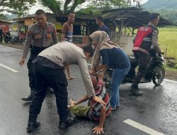 Kecelakaan Motor di Dukupuntang, Polisi Langsung Sigap Kasih Pertolongan.