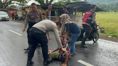 Satuan Tugas (Satgas) Preventif Operasi Ketupat Lodaya 2025 dari Polresta Cirebon turun tangan langsung menolong korban kecelakaan lalu lintas di Jalan Nyi Ageng Serang, Desa Balad, Kecamatan Dukupuntang, Jumat (4/4/2025) siang.* (Foto :Ist/CN)