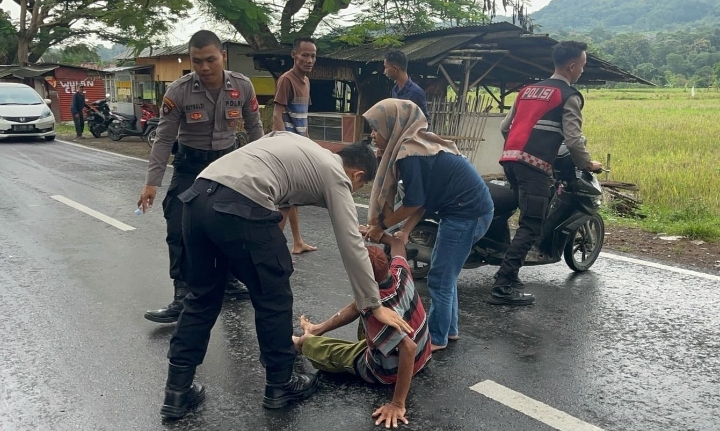 Satuan Tugas (Satgas) Preventif Operasi Ketupat Lodaya 2025 dari Polresta Cirebon turun tangan langsung menolong korban kecelakaan lalu lintas di Jalan Nyi Ageng Serang, Desa Balad, Kecamatan Dukupuntang, Jumat (4/4/2025) siang.* (Foto :Ist/CN)