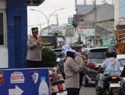 Aksi Humanis Kapolresta Cirebon Saat Arus Balik: Bantu Pemudik dan Edukasi Warga Langsung di Lapangan