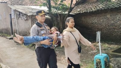 Wakapolres Cirebon Kota, Kompol Rizky Adi Saputro, S.H., S.I.K., M.Si., saat menolong seorang anak perempuan yang terjatuh di kawasan Makam Sunan Gunung Jati, Senin (7/4/2025), dalam pelaksanaan tradisi Grebek Syawal.* (Foto : Ist/CN)