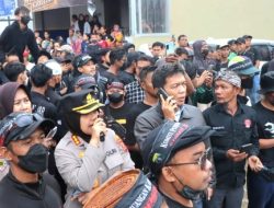 Protes Jalan Rusak Ratusan Warga Cirebon Timur Geruduk Jalur Gebang, Polisi Turun Tangan