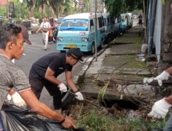 Jalankan Arahan Wali Kota Cirebon, Lurah Kesenden Ajak Pelaku Usaha Bebersih Lingkungan