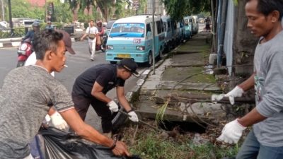 Jalankan Arahan Wali Kota Cirebon, Lurah Kesenden Ajak Pelaku Usaha Bebersih Lingkungan