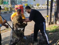 Ramai-Ramai Bersih Taman Krucuk, Warga Harap Taman Hidup Lagi dengan Kegiatan Budaya