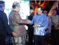 Herman Khaeron Terima Penghargaan dari Sanggar Seni Sekar Pandan Keraton Kacirebonan