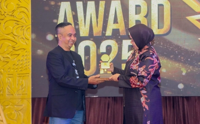 Kapolresta Cirebon, Kombes Pol. Sumarni menerima penghargaan bergengsi dari IJTI Cirebon Raya Award 2025 sebagai "Tokoh Wanita Peduli Generasi Muda" dalam malam penganugerahan yang digelar di Hotel Apita Tower,