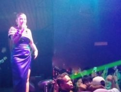 Hibur Ratusan Pengunjung Benoa Coffee, Anik Arnika Tampil Enerjik dan Memukau