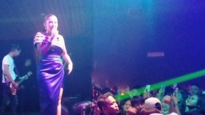 Hibur Ratusan Pengunjung Benoa Coffee, Anik Arnika Tampil Enerjik dan Memukau