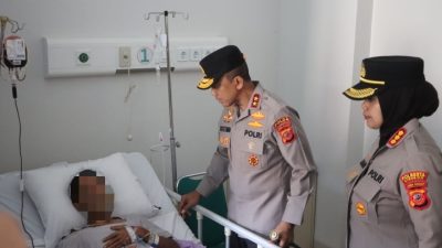 Kapolda Jabar Jenguk Korban Selamat Longsor Gunung Kuda di RS Mitra Plumbon