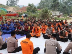 Doa di Tengah Duka, Solidnya TNI-Polri dan Relawan di Longsor Gunung Kuda Cirebon Bikin Haru