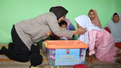 Kapolresta Cirebon Kunjungi Keluarga Korban Longsor Gunung Kuda, Bawa Bantuan & Pelukan Hangat