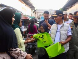 Hari Lingkungan Hidup 2025: Kota Cirebon Ajak Warga Stop Polusi Plastik, Bagi-Bagi Totebag di Pasar