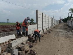 KAI Daop 3 Cirebon Bangun Pagar di 6 Stasiun, Biar Lebih Aman dan Nggak Sembarang Orang Masuk