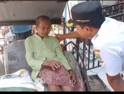 Lurah Kesenden Salurkan Beras Bantuan Pemerintah ke Warga Penerima Manfaat