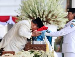 Momen Presiden Prabowo Cium Bendera Merah Putih di Upacara HUT ke-80 RI Jadi Trending Topik dan Viral di Medsos