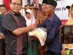 Prof. Rokhmin Salurkan Bantuan Beras untuk 173 Warga Desa Ujung Pendok Jaya Kabupaten Indramayu