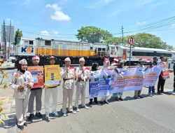 Berkostum Zaman Perjuangan, Daop 3 Cirebon Gandeng Anak-anak Sosialisasi Keselamatan di Perlintasan Sebidang