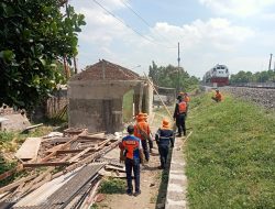 KAI Daop 3 Tertibkan Bangunan Liar di Sekitar Perlintasan Sebidang