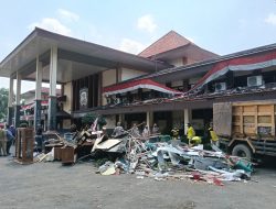 Usai Dirusak dan Dijarah Massa, Gedung DPRD Kab. Cirebon Mulai Dibersihkan
