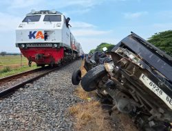 KA Tawangjaya Tertemper Mobil di Waruduwur, Manager Humas Daop 3 Cirebon : Hati-hati saat di Pelintasan Kereta Api