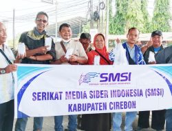 Jumat Berkah, SMSI Kabupaten Cirebon Bagikan Puluhan Nasi Bungkus ke Ojol dan Penjaga Perlintasan Kereta Api